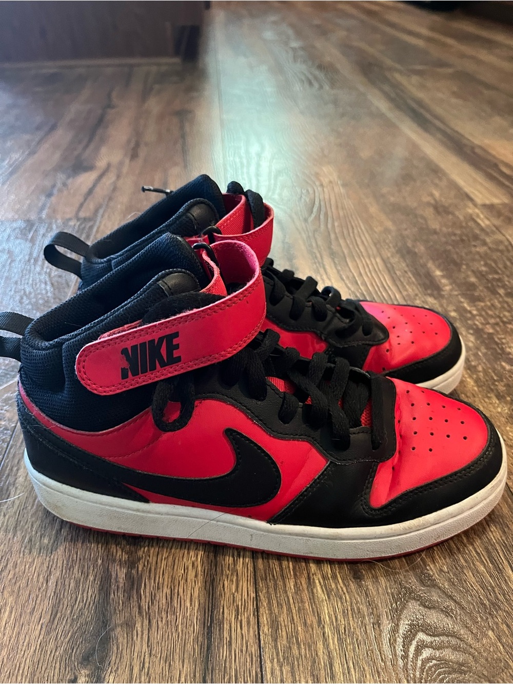 Nike Kids air court borough High-Top Sneakers in Red and Black